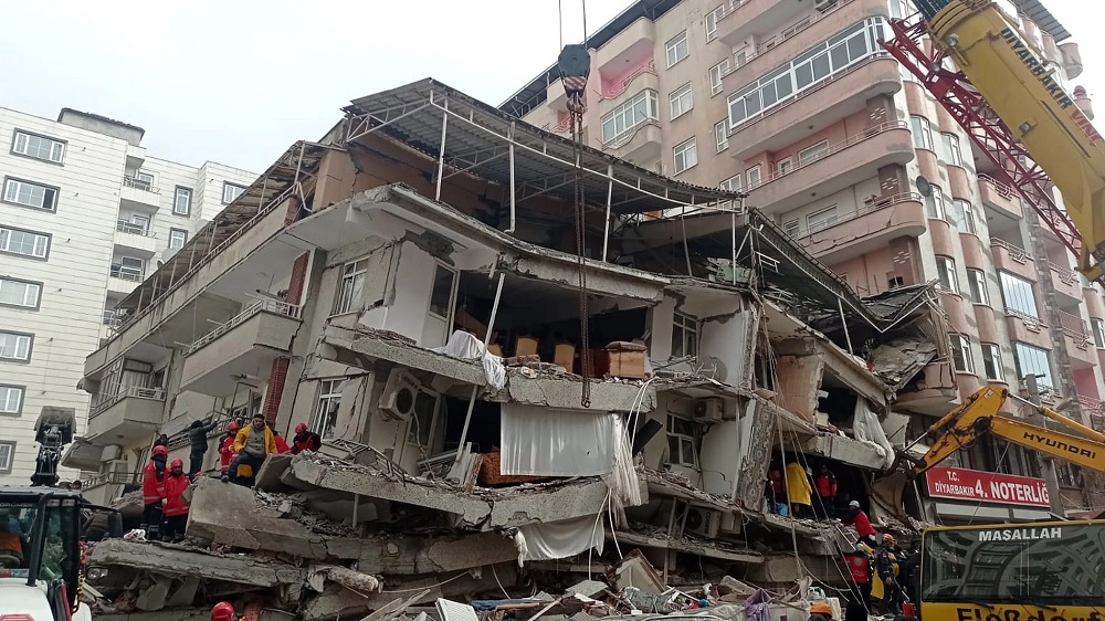 Más de 8 mil personas han sido rescatadas de los escombros tras terremoto en Turquía