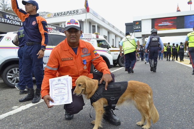 Condecorados rescatista larense y la canina Kay que participaron en labores de búsqueda en Turquía