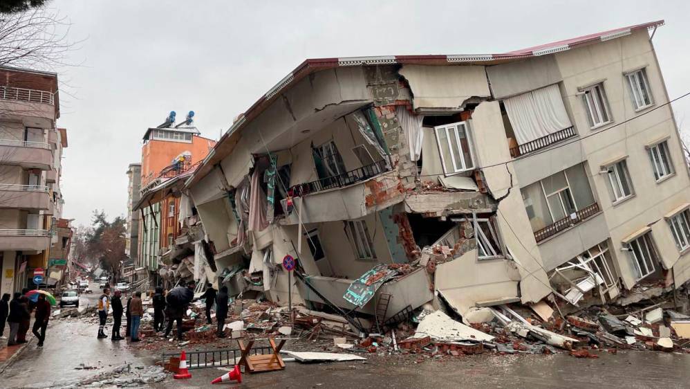 Buscan a dos centenares de desaparecidos tras terremotos en Turquía