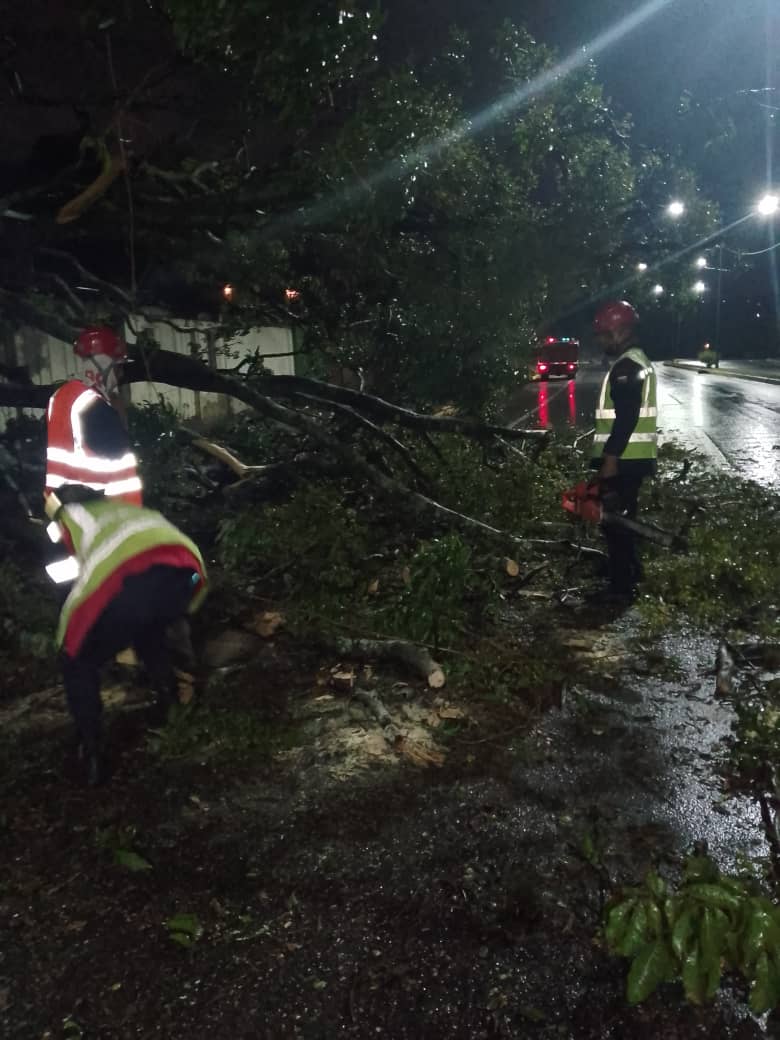 Bomberos de Iribarren y Gabinete de Infraestructura de Iribarren desplegados ante lluvias