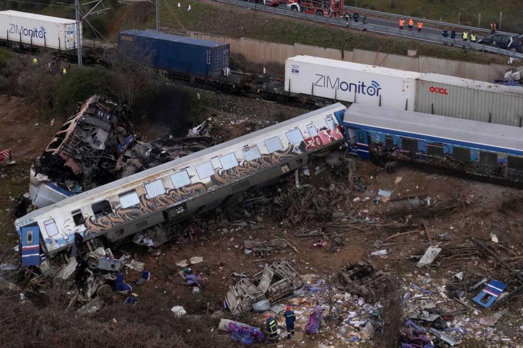Imputaron al Jefe de Estación de Atenas por accidente de trenes con 47 muertos