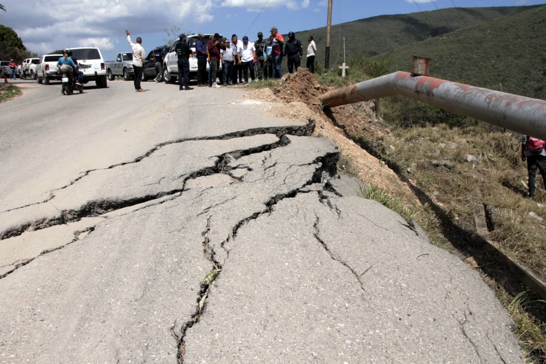 Colocadas 25 toneladas de asfalto para corregir falla de borde en la vía hacia Río Claro