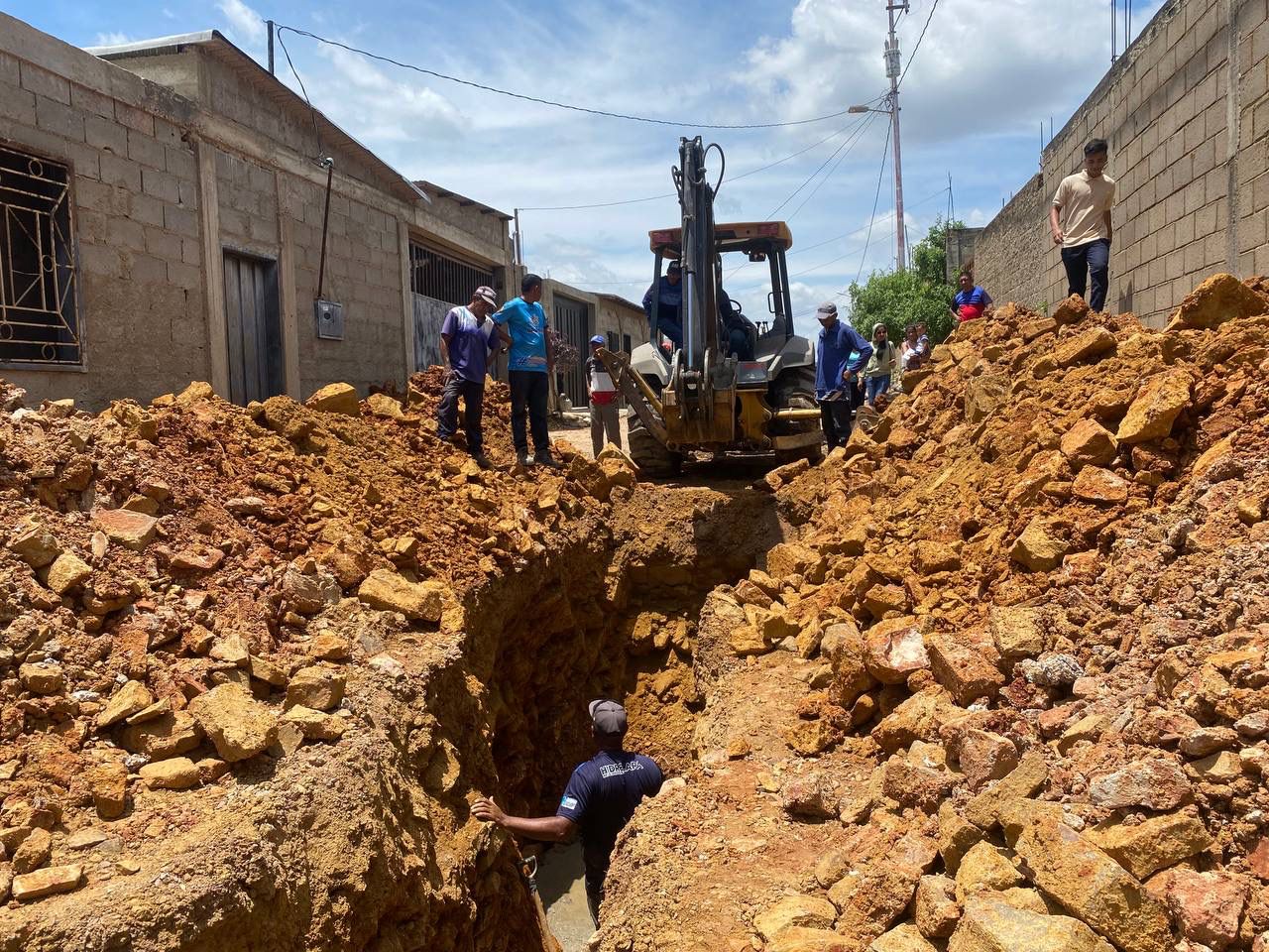 Hidrolara instala colector de agua servidas en la comunidad Jacinto Lara del municipio Torres