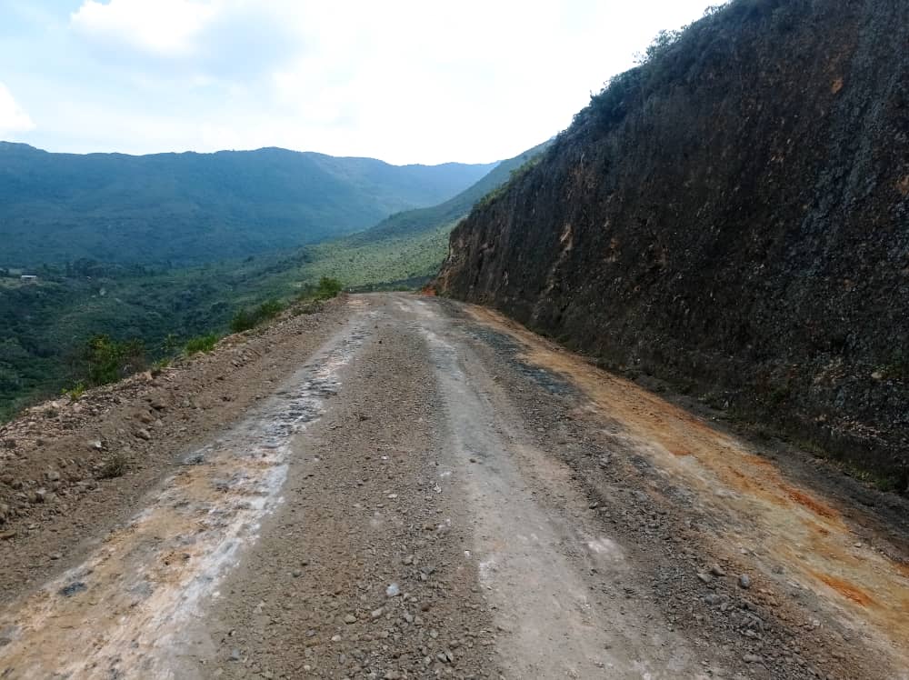 Invilara realizó mantenimiento a 5,2 kilómetros de la vía que conduce a la Cascada El Vino en el municipio Morán