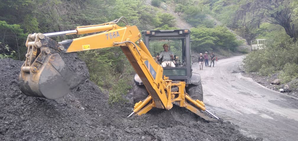 Invilara trabaja en el despeje de la carretera principal de Buena Vista tras las lluvias