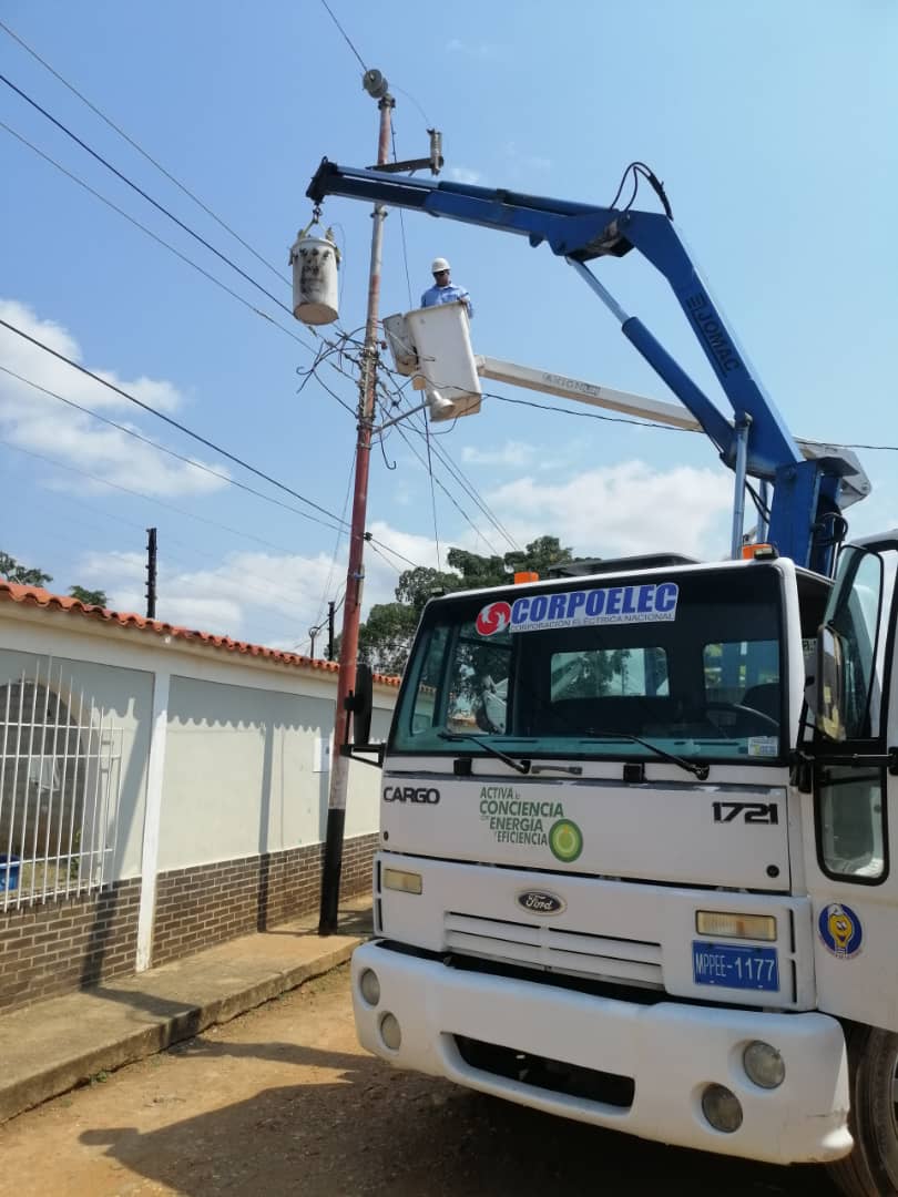 Beneficiados vecinos de la Parroquia Guerrera Ana Soto con la instalación de dos transformadores