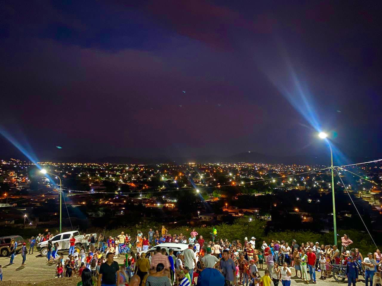 Iluminado en su totalidad el Cerro La Cruz de la ciudad de Carora