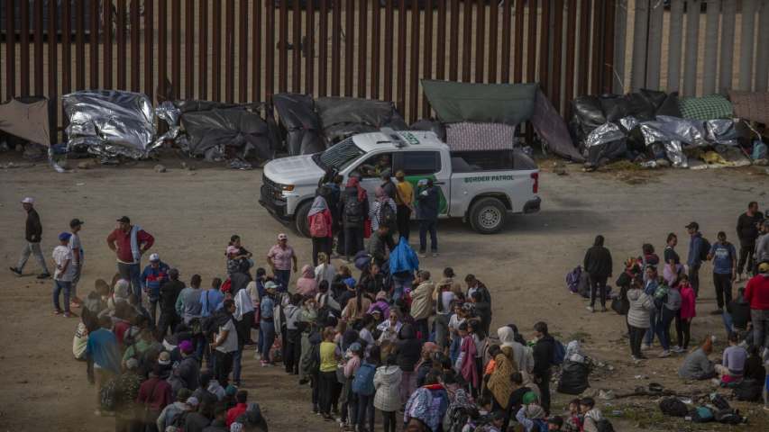 Miles de migrantes esperan el fin del Título 42 en frontera México con EEUU