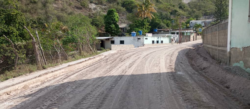 Invilara atiende vialidad en el sector Las Clavellinas del Pacro sector El Jebe