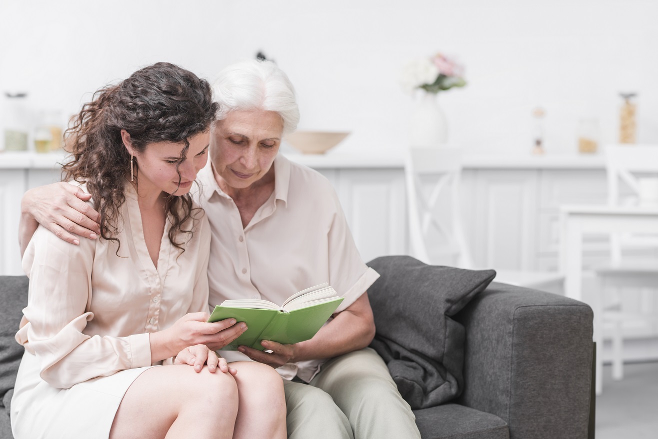 Leer y escuchar historias tiene beneficios cognitivos para el adulto mayor