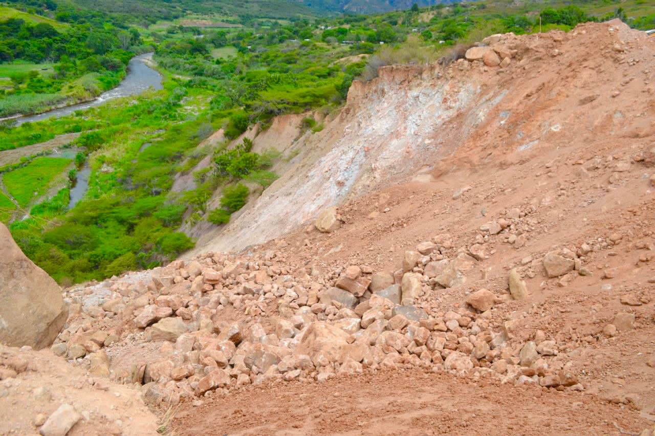 Gdor. Pereira: recuperación de vía alterna en el sector Quebrada Negra presenta avance del 70 %