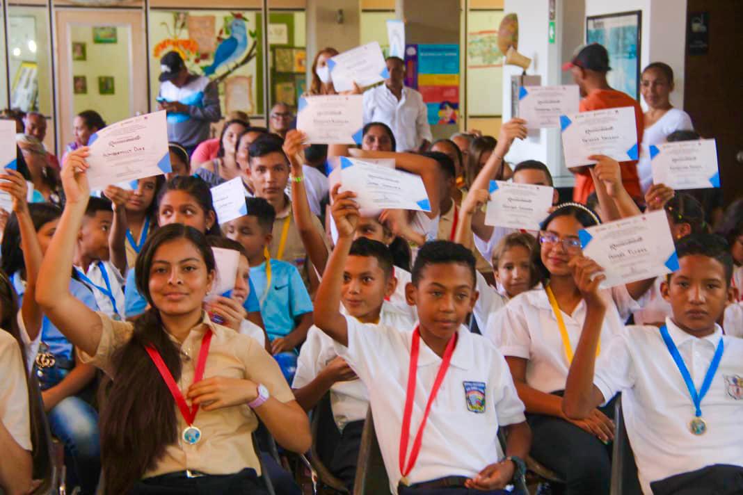 Gobernador de Lara entregó reconocimientos a estudiantes con mejores promedios durante el año escolar 2022 - 2023