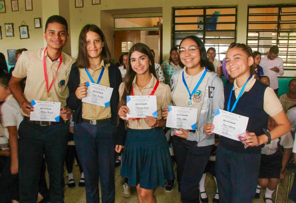 60 estudiantes del municipio Andrés Eloy Blanco fueron reconocidos con los mejores promedios